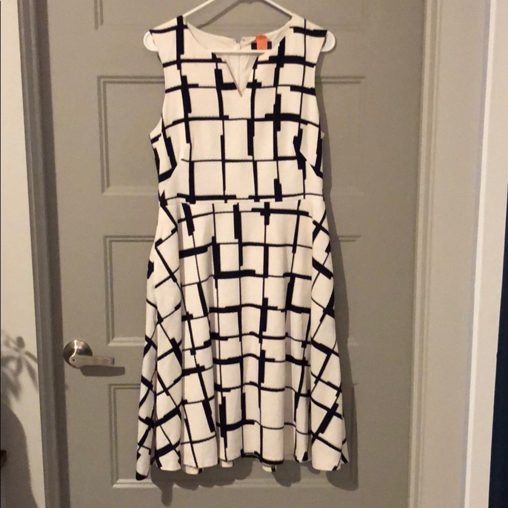 Sleeveless Knee length dress